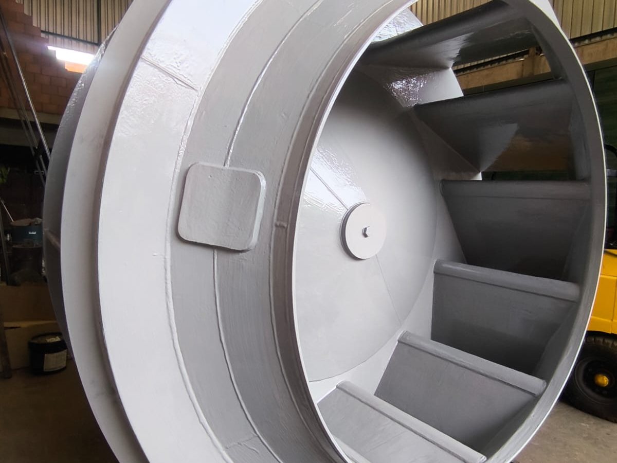Técnico da MRO Service em atendimento industrial